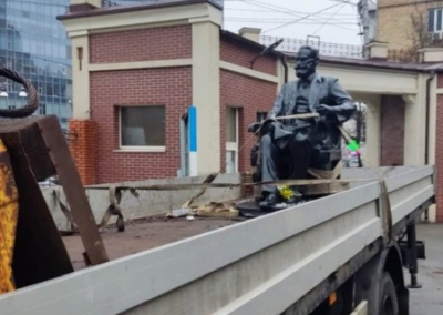«Имперский нарратив». В Киеве демонтировали памятник лауреату Нобелевской премии, физиологу Ивану Павлову