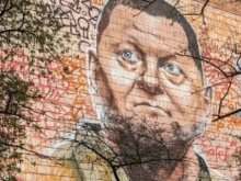 Из Залужного делают культ героя. Огромный мурал в Киеве с его портретом поставил новый рекорд Украины