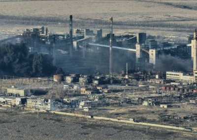 На крыше цеха Авдеевского коксохима водрузили флаг России