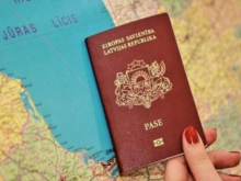 В Латвии неугодных «прокремлевских» лишают гражданства, люди едут в Россию, где получают паспорта РФ