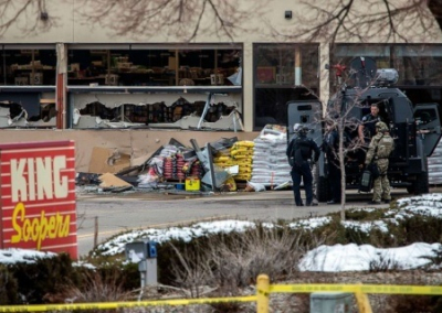В Колорадо полуголый мужчина устроил стрельбу в супермаркете, погибли 10 человек