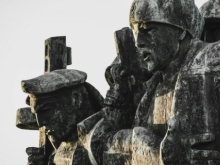 Накануне Дня Победы во Львове на Холме Славы проводят эксгумацию захоронений советских солдат
