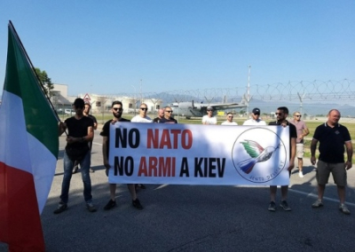 В Пизе прошла акция против вооружения Украины. «Нет НАТО — нет оружия в Киеве»