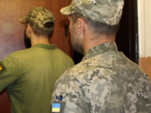 ВСУшник отбивал брата от военкомов лопатой, отец сына — ружьём