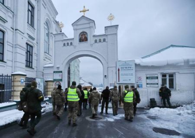 В Киево-Печерскую лавру нагрянули силовики-каратели: ищут оружие и российских диверсантов