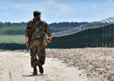Литва, обвинив Белоруссию в потоке беженцев, натягивает на границе колючую проволоку