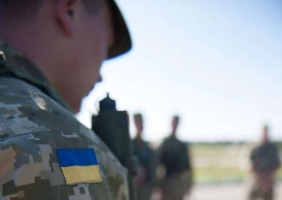 Под Мариуполем ВСУшник в ходе разборок с гражданскими открыл стрельбу, ранив девушку