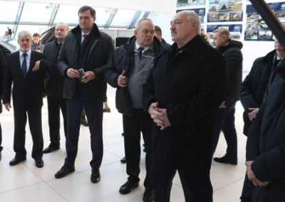 Лукашенко: как только в Беларуси появилось ядерное оружие, все ошалевшие соседи крылья опустили