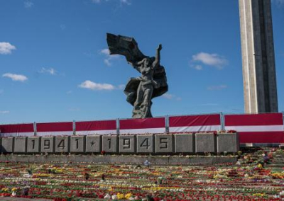 В Риге люди продолжают нести цветы к памятнику Освободителям, несмотря на то, что вчерашние сгребли трактором