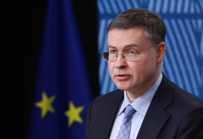 Еврокомиссар: ЕС не отменит антироссийские санкции, если это сделают США