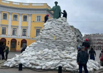 В одесских школах и больницах оборудуют места дислокации военных, при этом мирным жителям запрещено покидать город