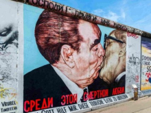 Умер автор самого знаменитого граффити на Берлинской стене