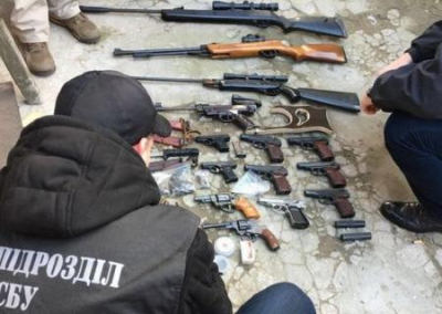 Подпольный оружейный рынок сполна накрыл Украину: ни дня без схронов и перестрелок
