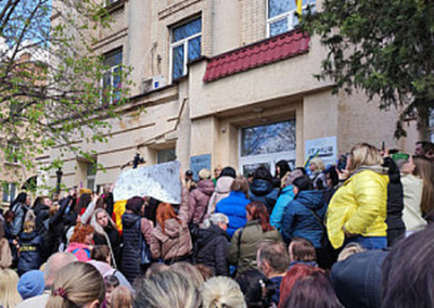 В Кривом Роге родственники украинских военнослужащих на митинге требуют возвращения тел погибших