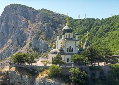 «Их спасли ангелы»: семья из Петербурга выжила, свалившись в гигантскую пропасть у Форосской церкви