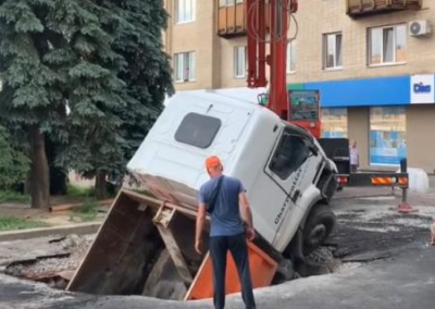 В центре Житомира грузовик провалился под асфальт