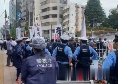 Японцы митингуют у посольства России в Токио с требованием отдать Курильские острова
