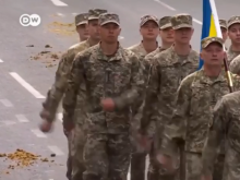 Десяток украинских военных  промаршировали по конскому навозу на параде в Лондоне