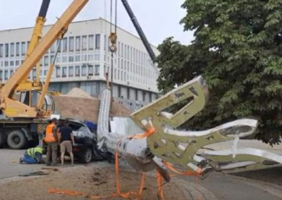 В Херсоне рухнул самый большой флагшток с тризубом, раздавив чей-то Lexus