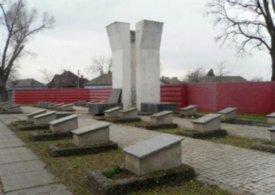 В Днепре новый мемориал «погибшим в войне с Россией» разместили на братской могиле воинов Великой Отечественной Войны