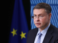 Еврокомиссар: ЕС не отменит антироссийские санкции, если это сделают США