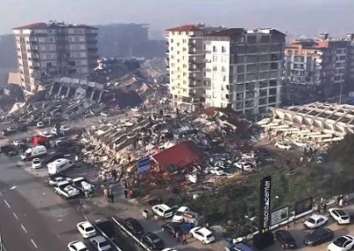 Количество жертв землетрясения в Турции увеличилось до 4544 человек, в Сирии — до 1782. Спасатели достают из-под завалов детей