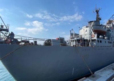 В порту Бердянска разгружается большой десантный корабль Черноморского флота