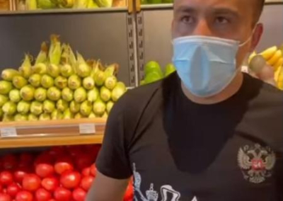 В Киеве националисты заставили мужчину снять футболку с гербом России