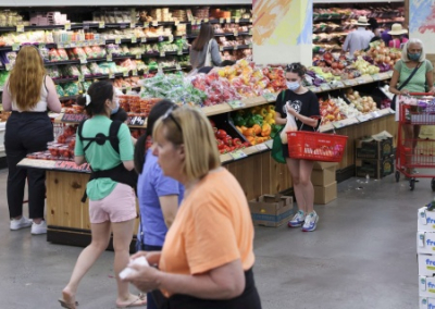 Американцы начали скупать продукты, боясь подорожания и дефицита из-за пошлин Трампа