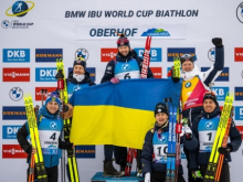 Биатлонисты сборной Норвегии вышли на награждение с флагом Украины
