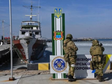 Российские военные в Бердянске разоружают москитный флот Украины