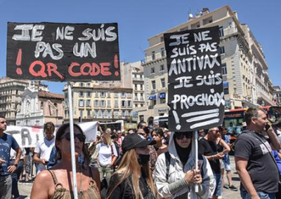 Во Франции протестующие громят центры вакцинации