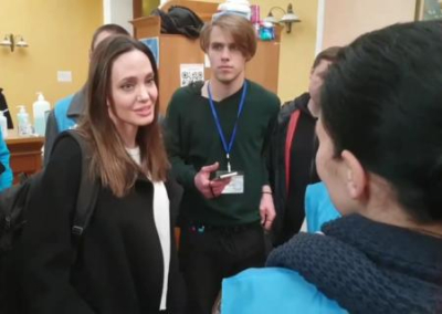 На Украине поступил в продажу недоеденный круассан Анджелины Джоли