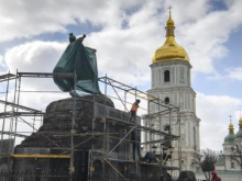 Киевские власти в ожидании штурма. Ремонтируют флагшток и убирают рекламные бигборды