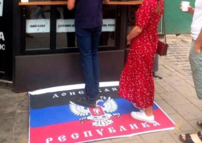 Владельцы постелили флаг ДНР у входа в кофейню во Львове