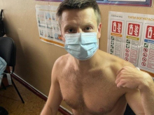Голые и обколотые: Сергей Лещенко и Алексей Гончаренко разделись ради прививки CoviShield