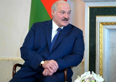 Лукашенко назвал Зеленского хорошим человеком, стремящимся в навозную яму