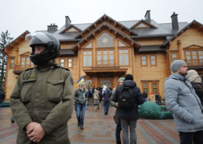 В доме Януковича активисты майдана устроили подпольный цех по изготовлению жвачки и лапши
