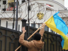 Стерненко требует закрыть консульства РФ и ввести визовый режим с Россией