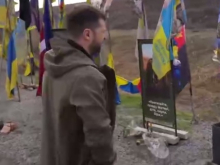 Зеленский приехал в Донбасс поклониться кенотафу украинского нациста из нацбата «Волки да Винчи»
