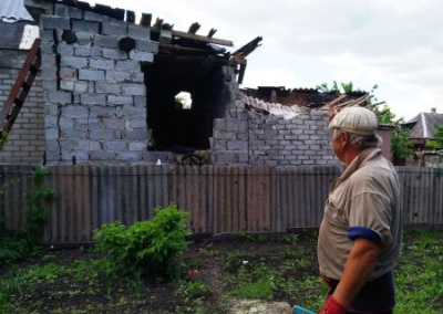Жители Ясиноватой благоустраивают жилища после обстрелов и ждут прекращения войны. Фото, видео