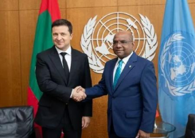 На переговорах в ООН Зеленский сидел под флагом Мальдив