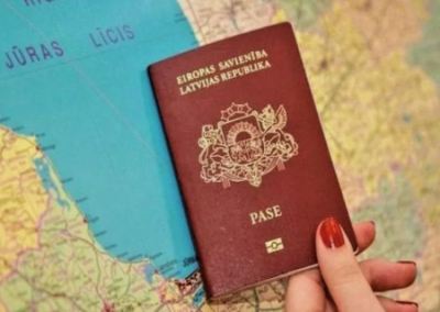 В Латвии неугодных «прокремлевских» лишают гражданства, люди едут в Россию, где получают паспорта РФ