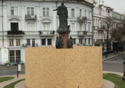 Памятник Екатерине II в Одессе оградили забором от вандалов-«патриотов»