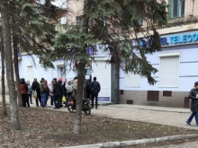 В ДНР мобильный оператор «Феникс» искусственно устраивает очереди, несмотря на угрозу обстрелов